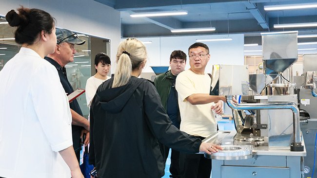 Customer visits capsule filling machine