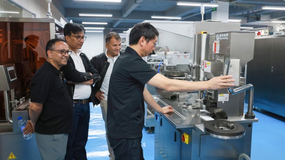 Ingenieur Yang führte den Kunden die Maschine vor