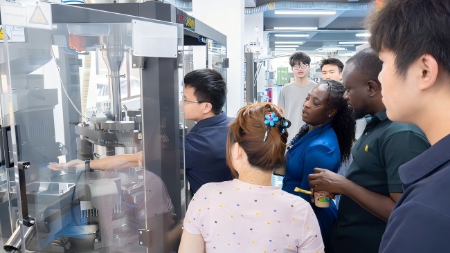 De ingenieur legde de workflow van de machine uit