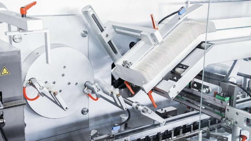 Le système d'alimentation en cartons à ventouse et servo gère divers produits, non seulement des bouteilles, mais également des blisters et des emballages en papier d'aluminium. Le système d'alimentation en gobelets et en cartons servo gère divers produits, non seulement des bouteilles mais aussi des blisters et des emballages en aluminium.