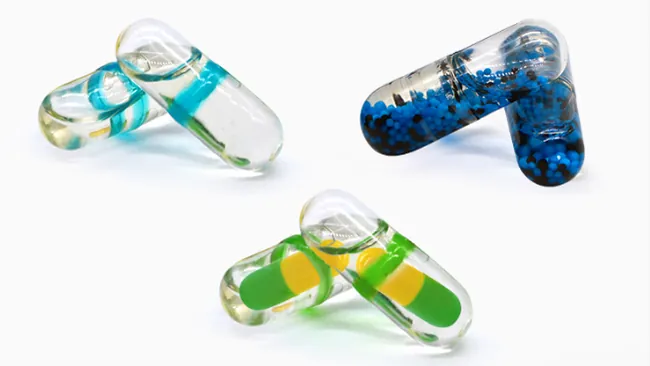 Gélules transparentes remplies de liquide avec différentes formulations