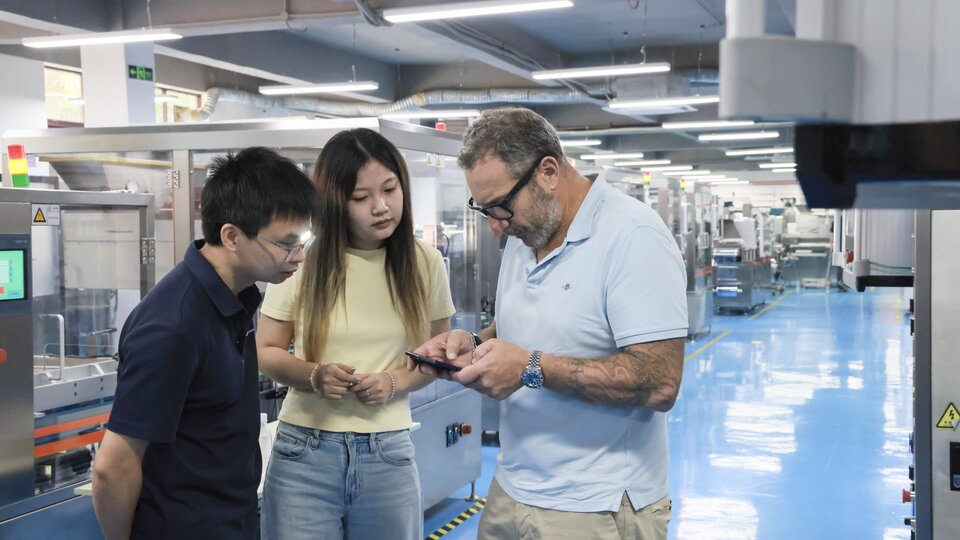 Ruida Packing team discussing safety solutions on the counting line with the Australian client