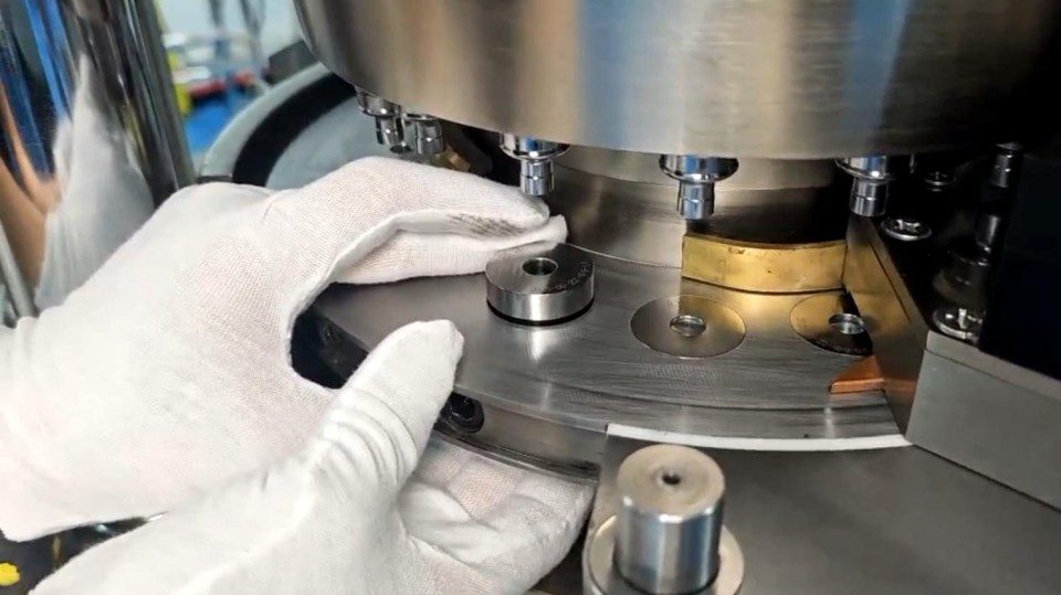 Tablet press die changeover with manual middle die replacement