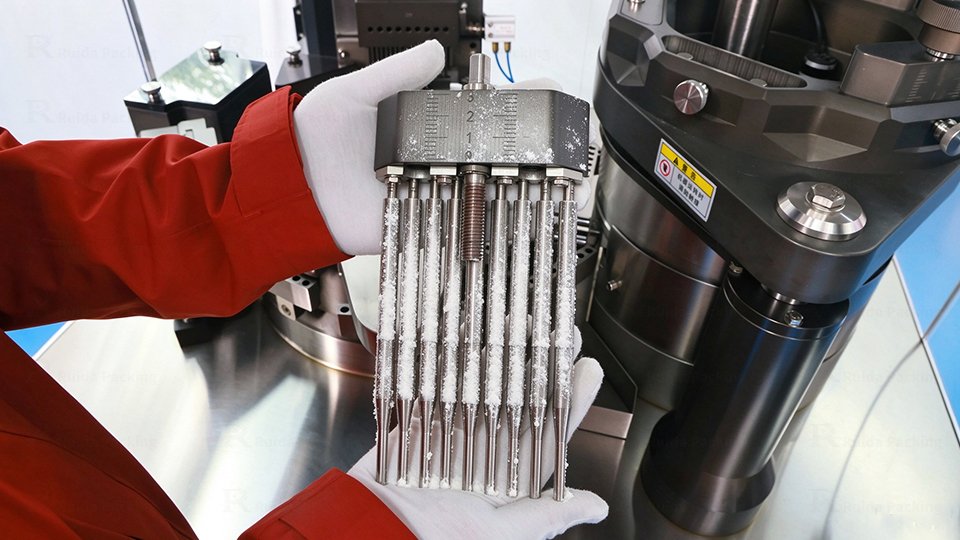 Capsule Filling Machine Filling Rods with Powder Stuck on them