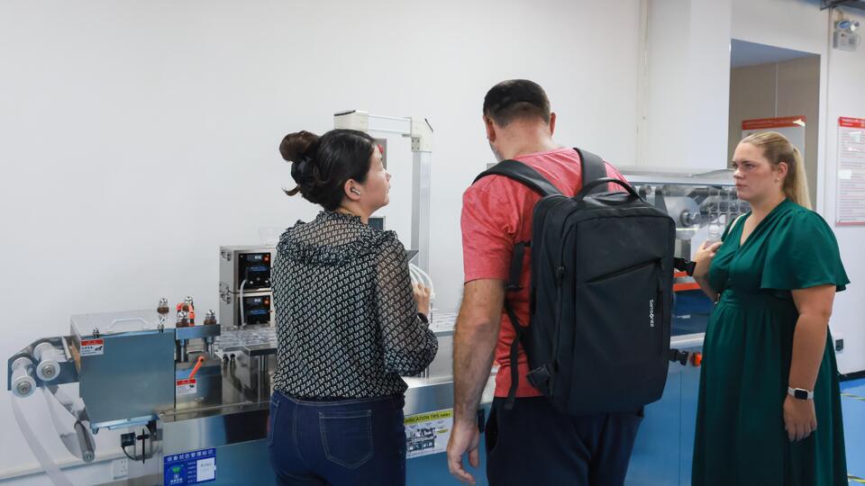 Client observes the DPP-270L blister packaging machine on site