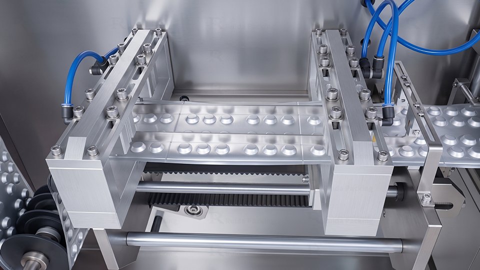Servo-controlled traction of alu-alu blister packing machine