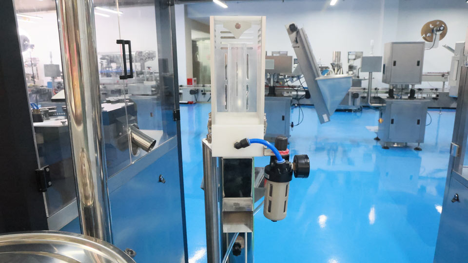 The sorting and polishing machine removes capsules with incorrect weights and cleans excess powder from the capsule surface.