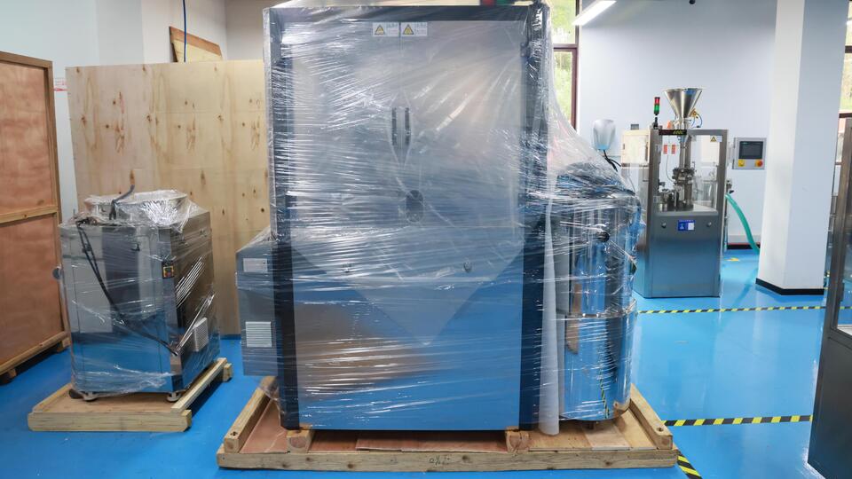Unpacking the capsule filling machine is the first step.